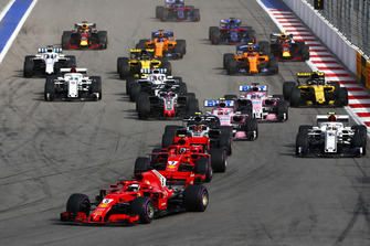 Start actie, Sebastian Vettel, Ferrari SF71H, voor Kimi Raikkonen, Ferrari SF71H, en Kevin Magnussen, Haas F1 Team VF-18