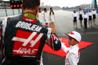 Romain Grosjean, Haas F1 Team, with a grid kid