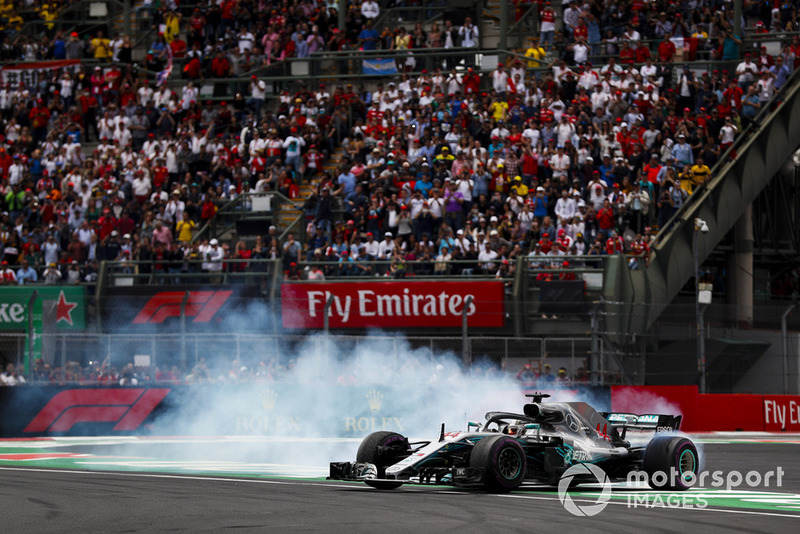 Lewis Hamilton, Mercedes AMG F1 W09 EQ Power+, celebra con donuts su título de campeón