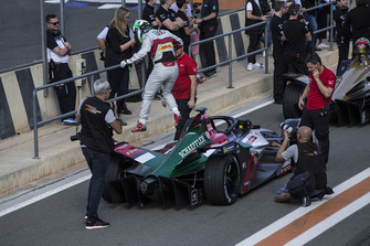 Lucas Di Grassi, Audi Sport ABT Schaeffler, Audi e-tron FE05 descend de sa monoplace