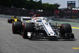 Marcus Ericsson, Alfa Romeo Sauber C37 en la parrilla.