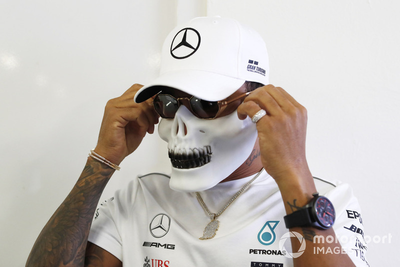 Lewis Hamilton, Mercedes AMG F1, memakai topeng tengkorak