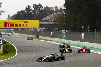Valtteri Bottas, Mercedes AMG F1 W09 EQ Power+, et Carlos Sainz Jr., Renault Sport F1 Team R.S. 18, Kimi Raikkonen, Ferrari SF71H, et Nico Hulkenberg, Renault Sport F1 Team R.S. 18