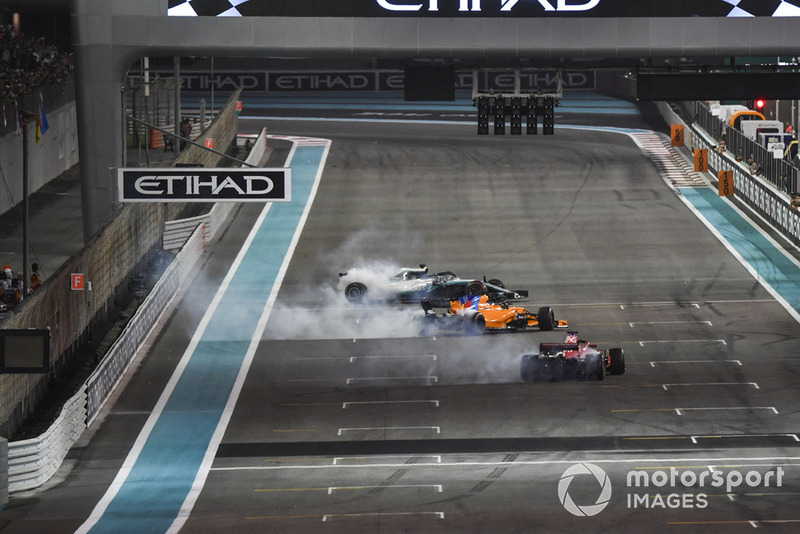 Lewis Hamilton, Mercedes-AMG F1 W09, Sebastian Vettel, Ferrari SF71H et Fernando Alonso, McLaren MCL33 font des donuts après la course