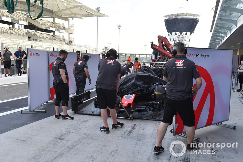 La voiture de Pietro Fittipaldi, Haas F1 Team VF-18 est ramenée au stand