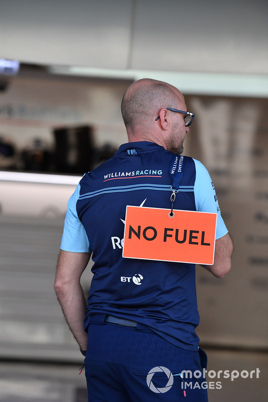 Un meccanico Williams Racing con il cartello "no fuel"