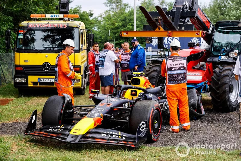 Red Bull Racing RB20'den Sergio Perez'in hasarlı aracıyla birlikte görevliler