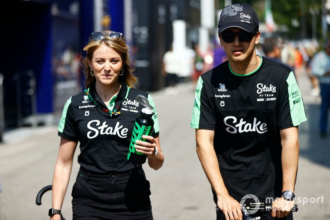 Valtteri Bottas, piloto da Stake F1 Team KICK Sauber, dá uma entrevista