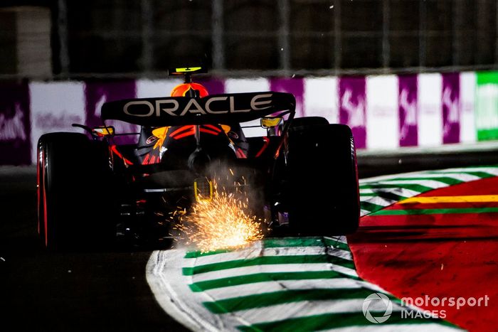 Chispas salen del coche de Sergio Pérez, Red Bull Racing RB18