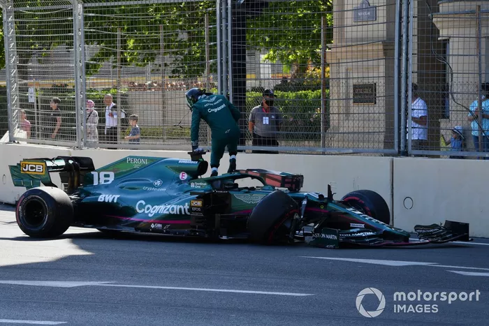 Lance Stroll, Aston Martin AMR21, choca durante la clasificación
