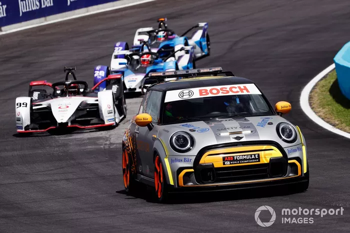 EL Safety Car al frente de Pascal Wehrlein, Tag Heuer Porsche, Porsche 99X Electric, Maximilian Guenther, BMW I Andretti Motorsports, BMW iFE.21, Jake Dennis, BMW I Andretti Motorsport, BMW iFE.21