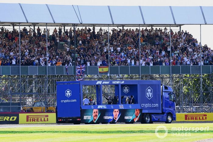 Primer lugar de la carrera Sprint Max Verstappen, Red Bull Racing, segundo lugar Lewis Hamilton, Mercedes y el tercer lugar Valtteri Bottas, Mercedes, recorren el circuito en el camión de la vuelta de la victoria tras la clasificación Sprint