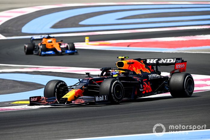 Sergio Pérez, Red Bull Racing RB16B, Daniel Ricciardo, McLaren MCL35M