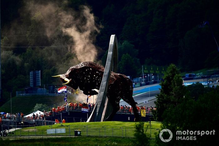 Fans holandeses cerca de la escultura del Toro en el circuito