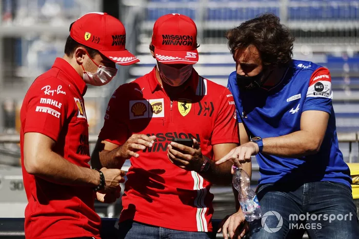 Charles Leclerc, Ferrari, Carlos Sainz Jr., Ferrari, y Fernando Alonso, Alpine F1