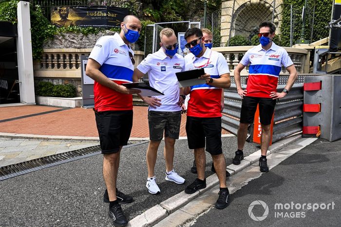 Un Ferrari y Nikita Mazepin, Haas F1, con su equipo