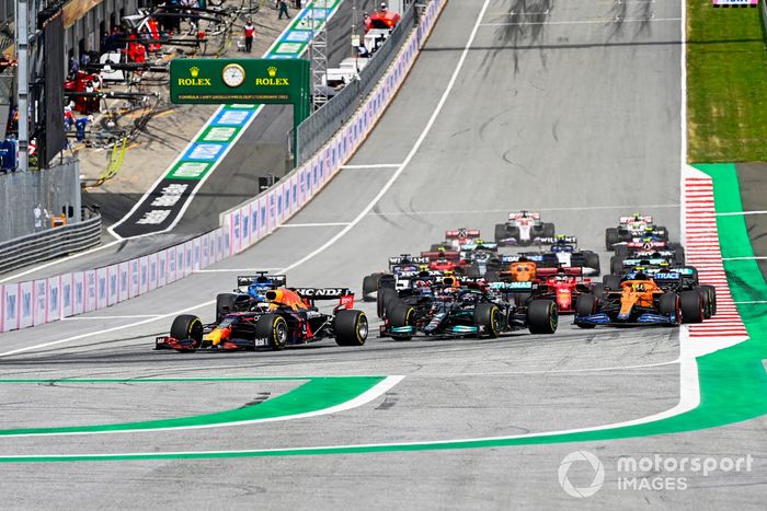 Arrancada Max Verstappen, Red Bull Racing RB16B, Lewis Hamilton, Mercedes W12, Sergio Pérez, Red Bull Racing RB16B, Lando Norris, McLaren MCL35M y el resto del pelotón