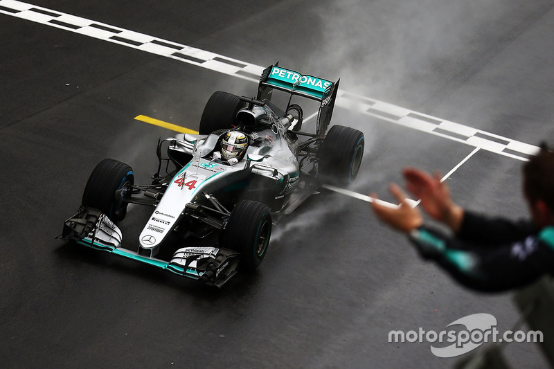 Le vainqueur Lewis Hamilton, Mercedes AMG F1 W07 Hybrid fête sa victoire en franchissant la ligne d'arrivée