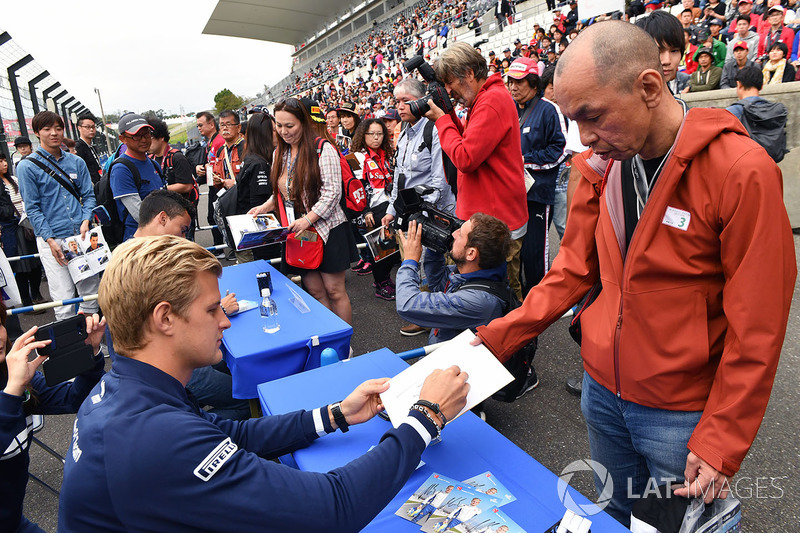 Marcus Ericsson, Sauber signs autographs for the fans