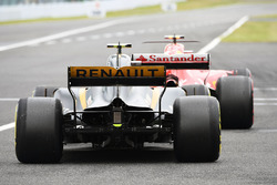 Jolyon Palmer, Renault Sport F1 Team RS17 et Kimi Raikkonen, Ferrari SF70H