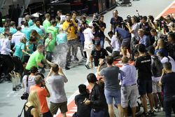 Race winner Lewis Hamilton, Mercedes AMG F1, third place Valtteri Bottas, Mercedes AMG F1 celebrate with the team