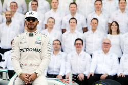 Lewis Hamilton, Mercedes AMG F1 lors d'une photo de l'équipe