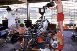 Giorgio Piola avec la McLaren MP4/2 d'Alain Prost, lors du GP du Brésil 1984