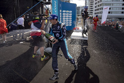 Podio: Champagne para Sébastien Buemi, Renault e.Dams