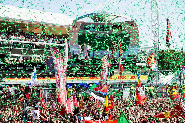 Podio: ganador de la carrera Lewis Hamilton, Mercedes AMG F1, segundo lugar Valtteri Bottas, Mercedes AMG F1, tercer lugar Sebastian Vettel, Ferrari celebran con confeti