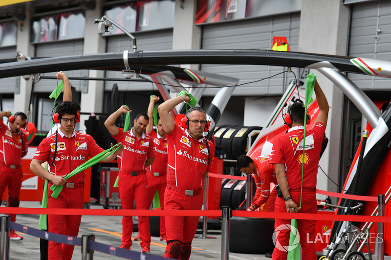 Mechaniker Ferrari bei Spielberg Formel 1 Fotos