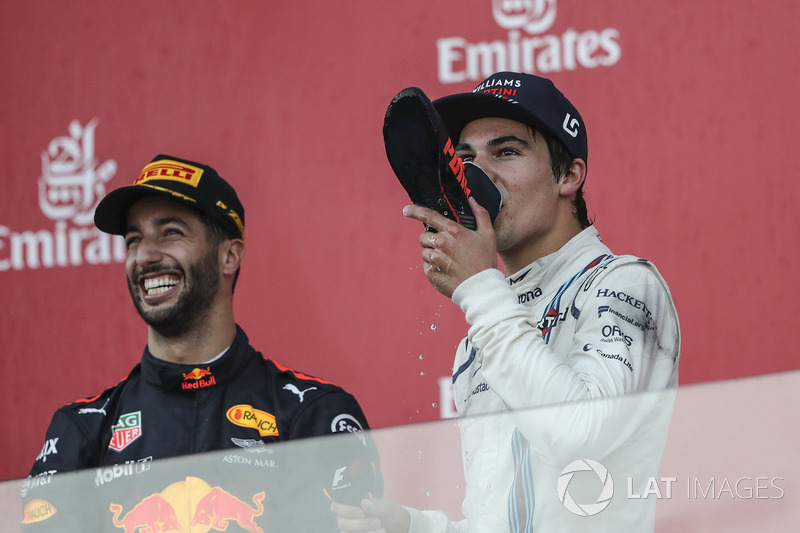 Lance Stroll, Williams fête son podium avec Daniel Ricciardo, Red Bull Racing en faisant un shoey