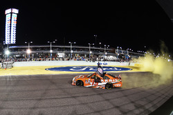 Ganador de la carrera y Campeón 2016 Daniel Suárez, Joe Gibbs Racing Toyota