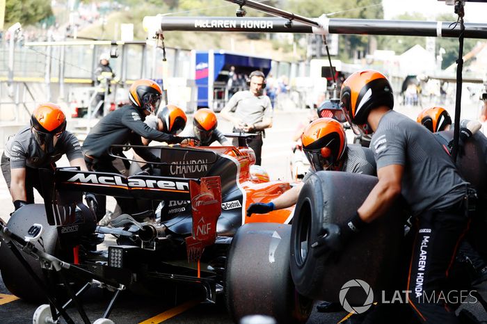 Fernando Alonso, McLaren MCL32, hace prácticas de pit stop
