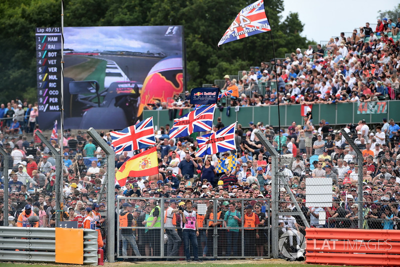 Tifosi e bandiere per Lewis Hamilton, Mercedes AMG F1 in tribuna