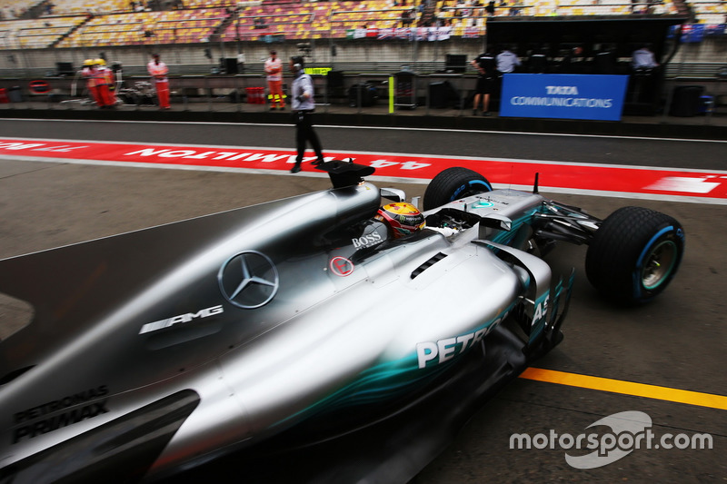 Lewis Hamilton, Mercedes AMG F1 W08, deja el garaje