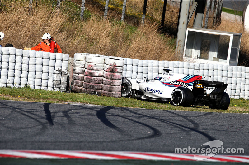 Lance Stroll, Williams FW40 crashed into a tyre barrier