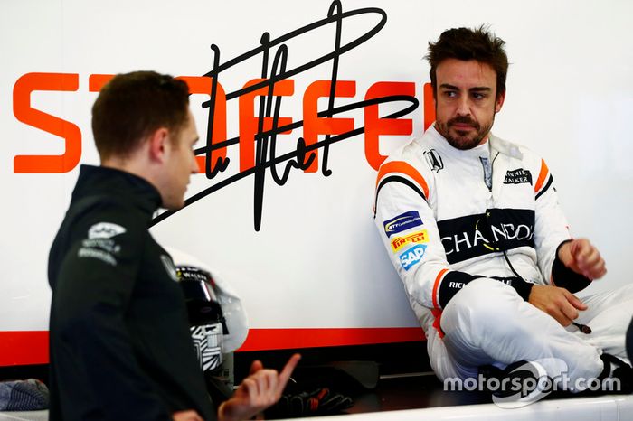 Stoffel Vandoorne, McLaren, habla con Fernando Alonso, McLaren