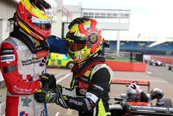 Jake Dennis, Carlin, Dallara F317 - Volkswagen et Lando Norris, Carlin, Dallara F317 - Volkswagen en parc fermé