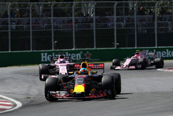 Daniel Ricciardo, Red Bull Racing RB13, Sergio Perez, Sahara Force India VJM10 and Esteban Ocon, Sahara Force India VJM10