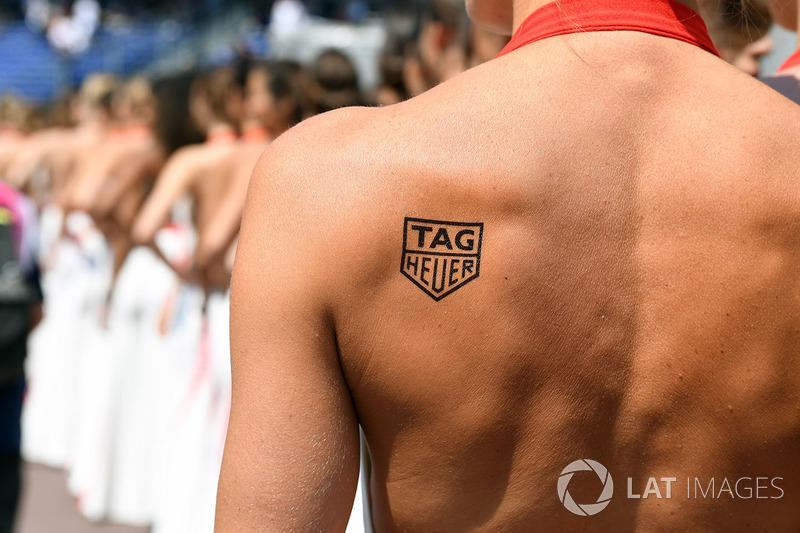 Grid girl y su tatuaje de Tag Heuer