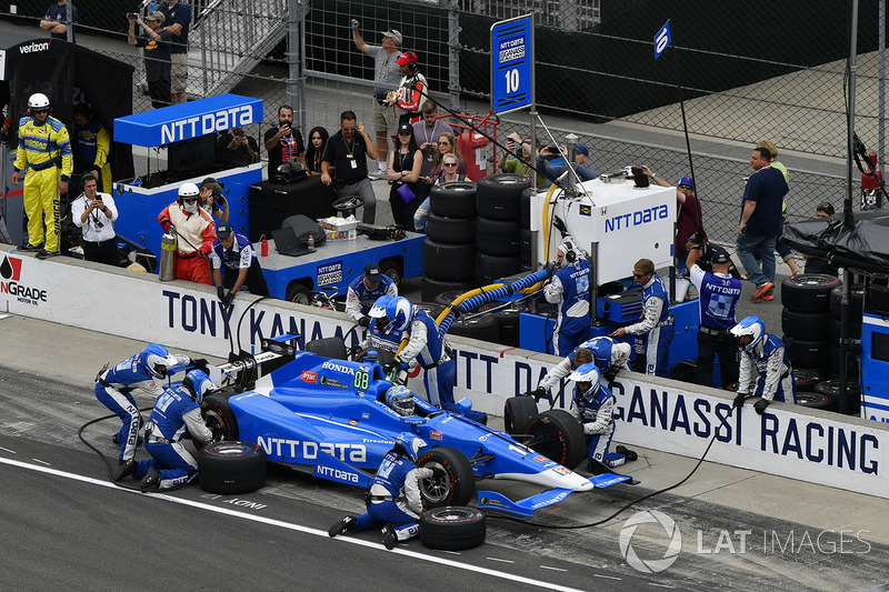 Tony Kanaan, Chip Ganassi Racing Honda pit stop