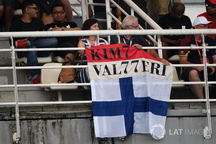 Aficionados de Kimi Raikkonen, Ferrari y pancartas