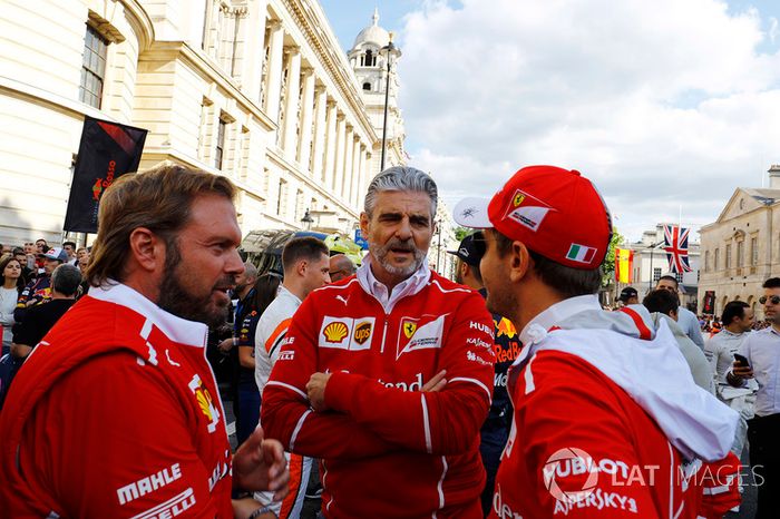 Maurizio Arrivabene, director del equipo, Ferrari, Sebastian Vettel, Ferrari