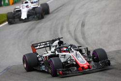 Romain Grosjean, Haas F1 Team VF-18, voor Sergey Sirotkin, Williams FW41