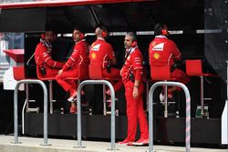 Jock claro, ingeniero jefe de Ferrari y Maurizio Arrivabene, director del equipo Ferrari