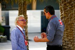 Guenther Steiner, director del equipo, Haas F1, habla con Jacques Villeneuve