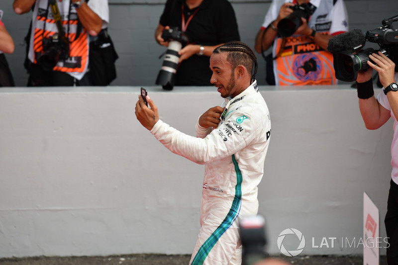 Le vainqueur Lewis Hamilton, Mercedes-AMG F1 fête sa victoire dans le Parc Fermé