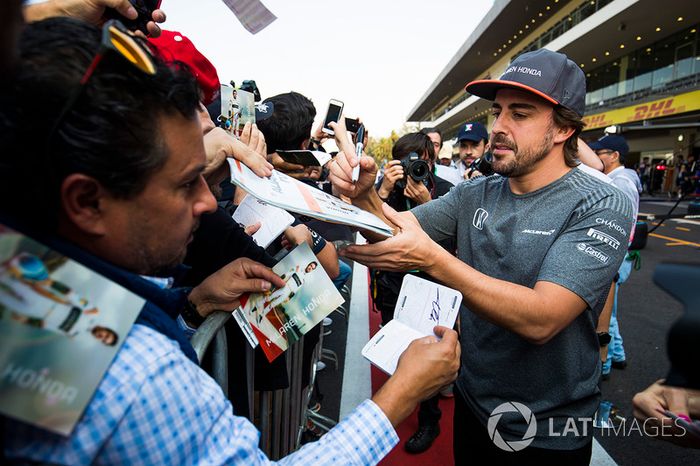 Fernando Alonso, McLaren, firma de autógrafos para los aficionados