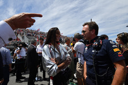 Winnie Harlow, en Christian Horner, Red Bull Racing teambaas, op de grid