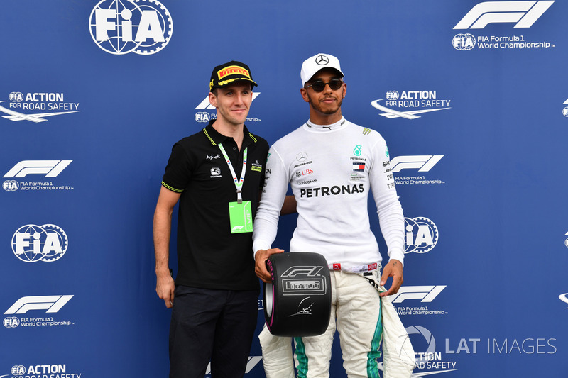 Lewis Hamilton, Mercedes-AMG F1, Pirelli Pole pozisyonu ödülünü alıyor, Simon Yates